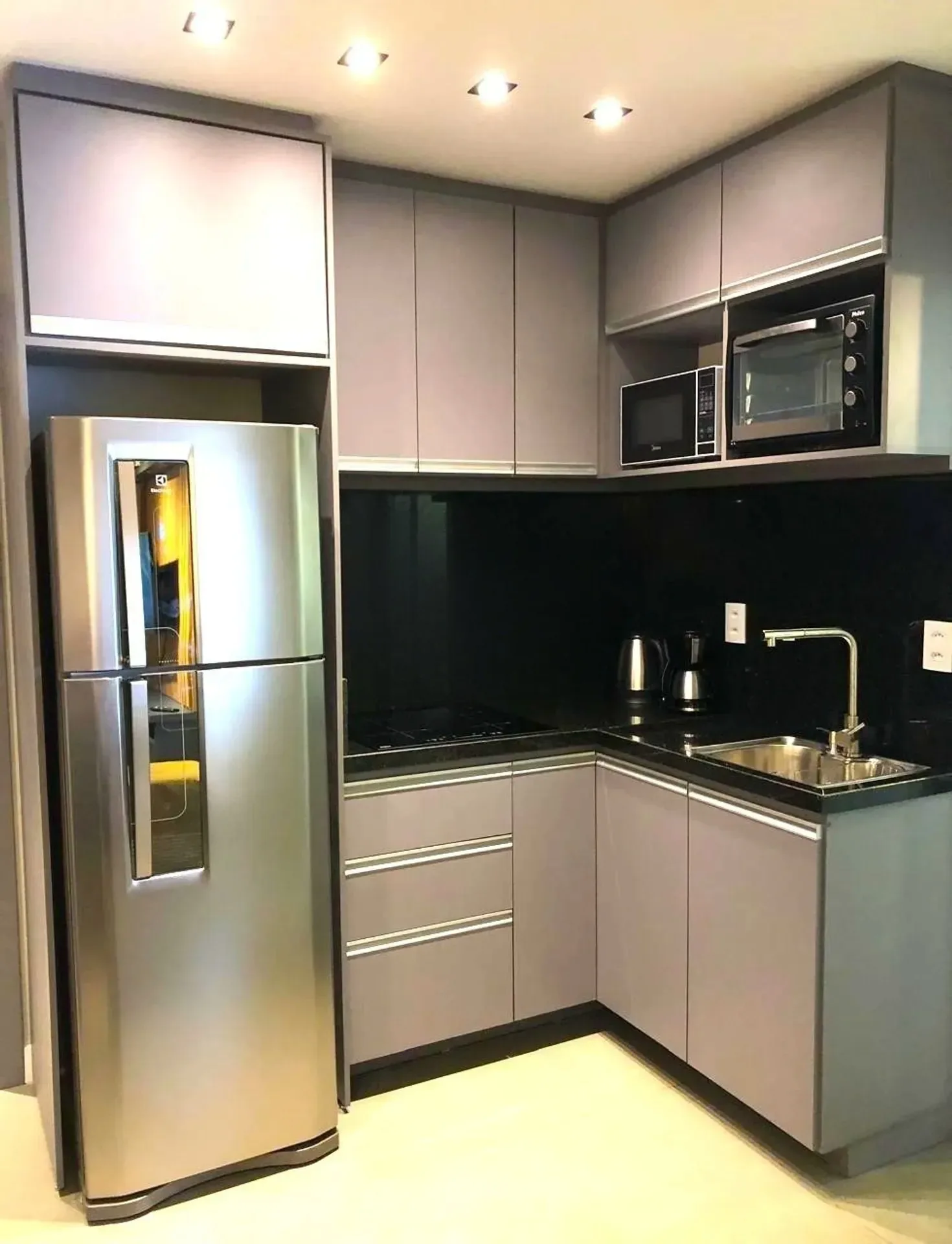 Cozinha planejada com geladeira inox
