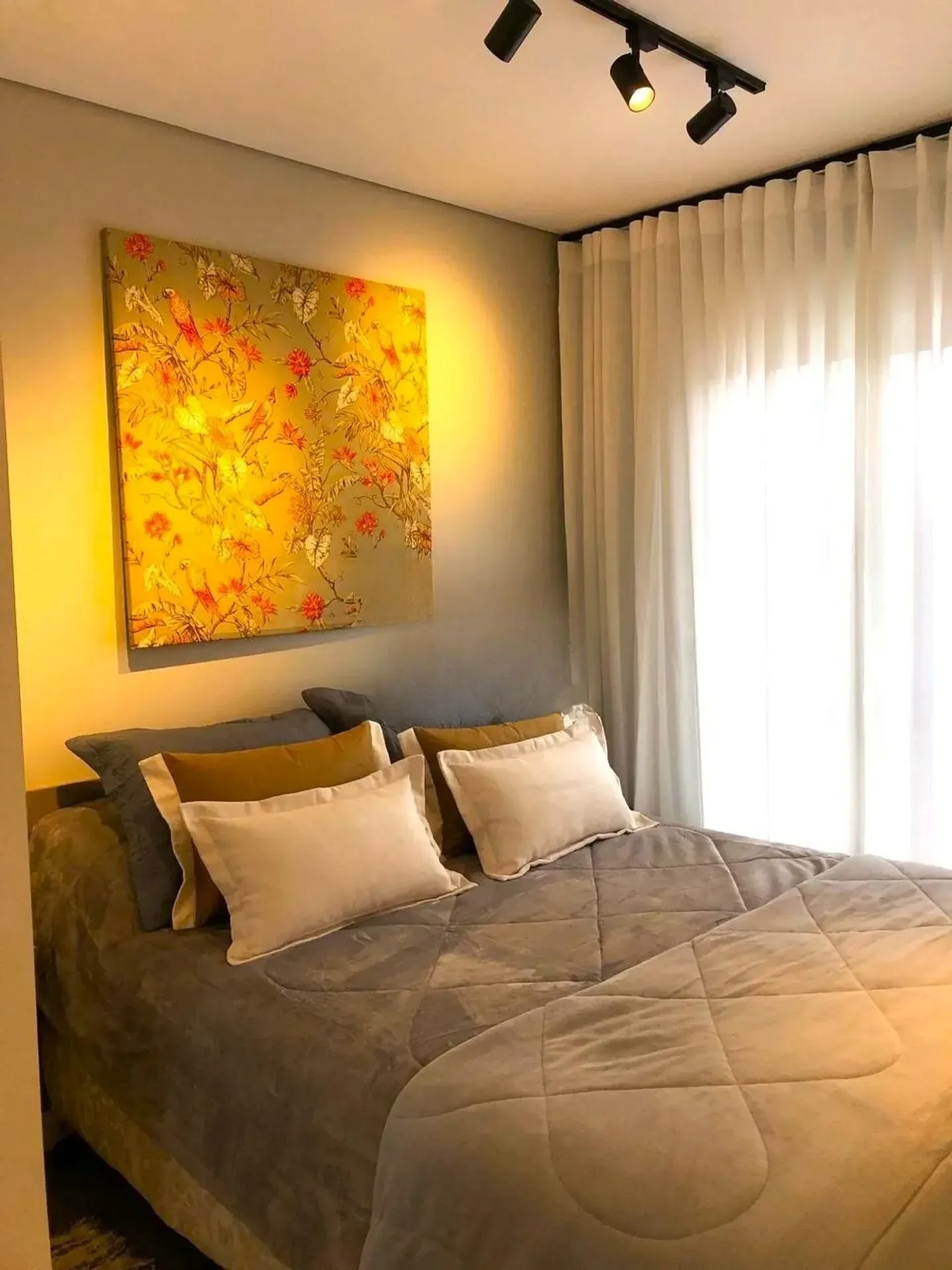 Dormitório com cama de casal