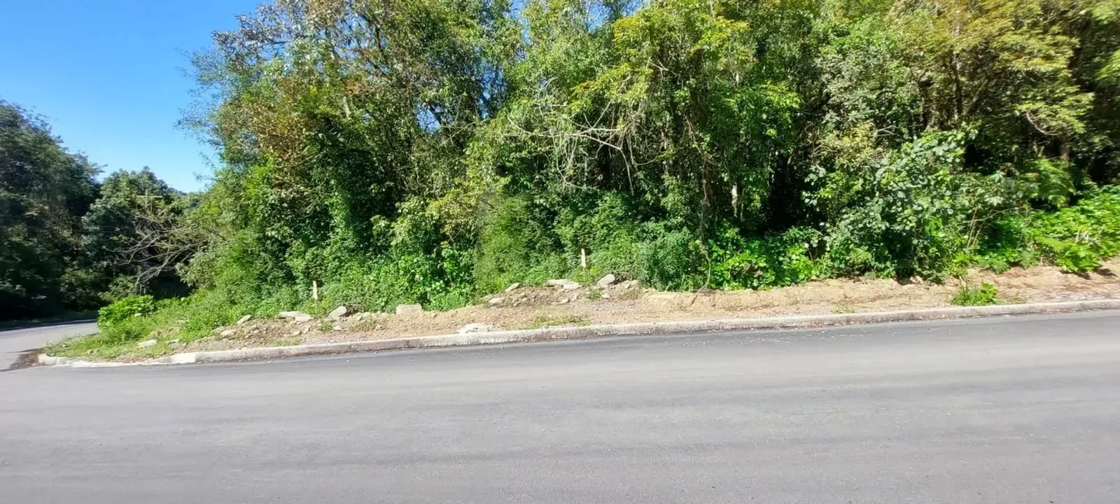Terreno de 1.200 m² junto à rua asfaltada no Alpes Verdes, em Canela