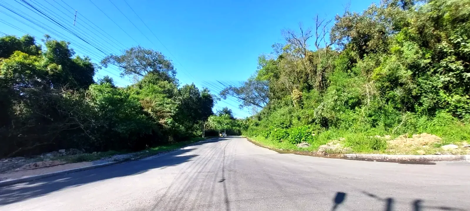 Rua asfaltada ao longo do terreno