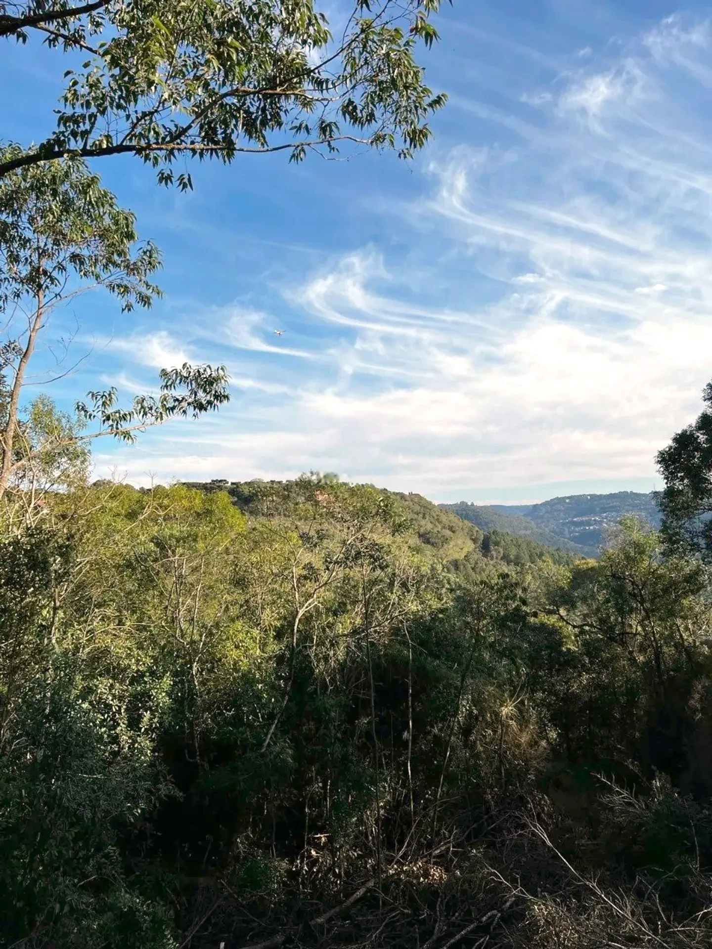 Céu aberto e vale vistos dos fundos do lote