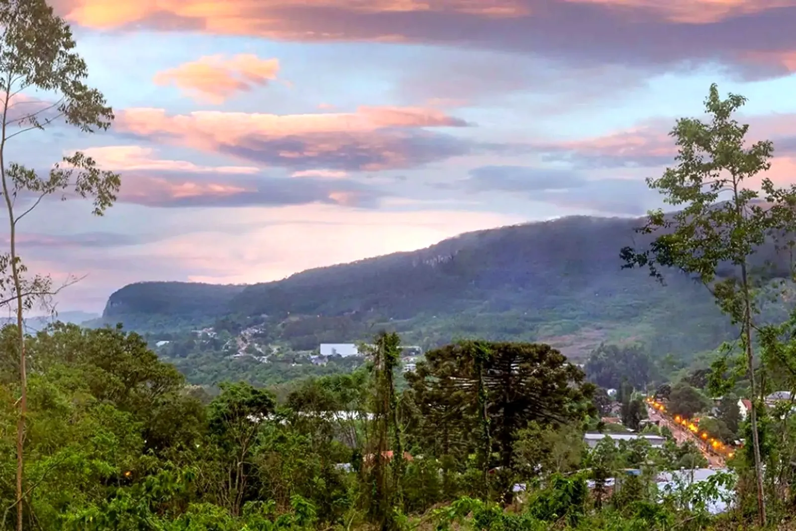 Pôr do sol sobre os vales da região
