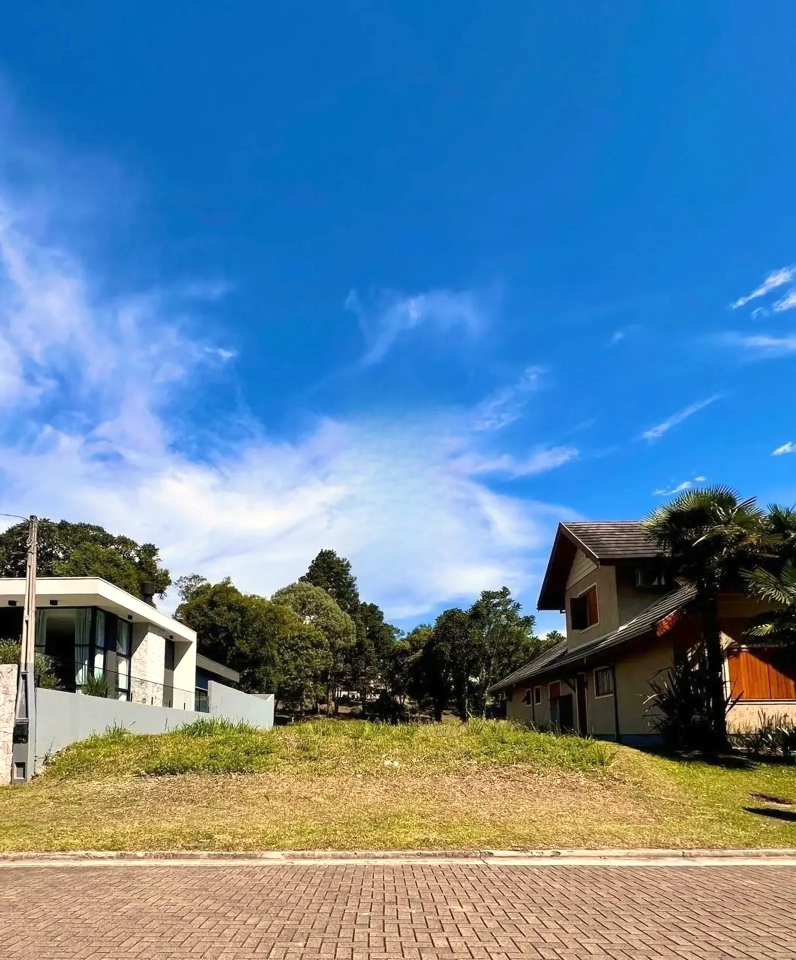 Terreno visto da rua sem saída