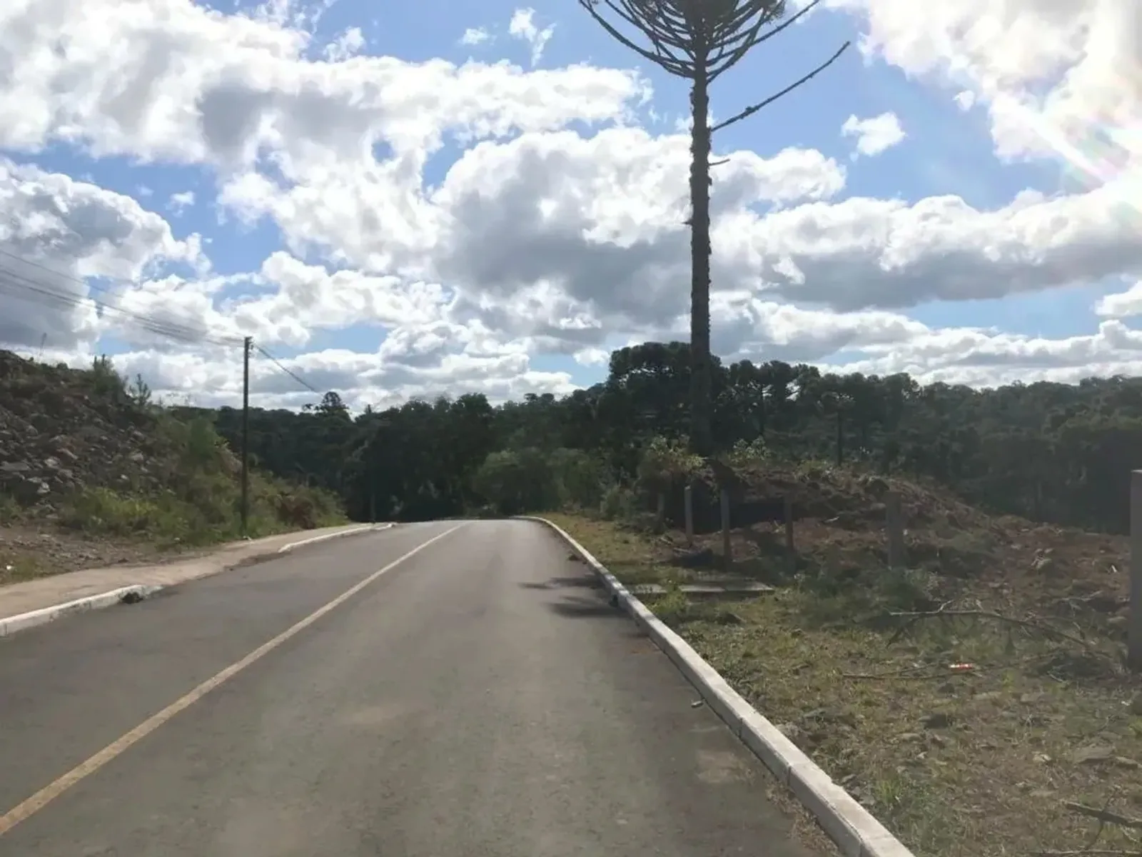 Rua pavimentada do loteamento
