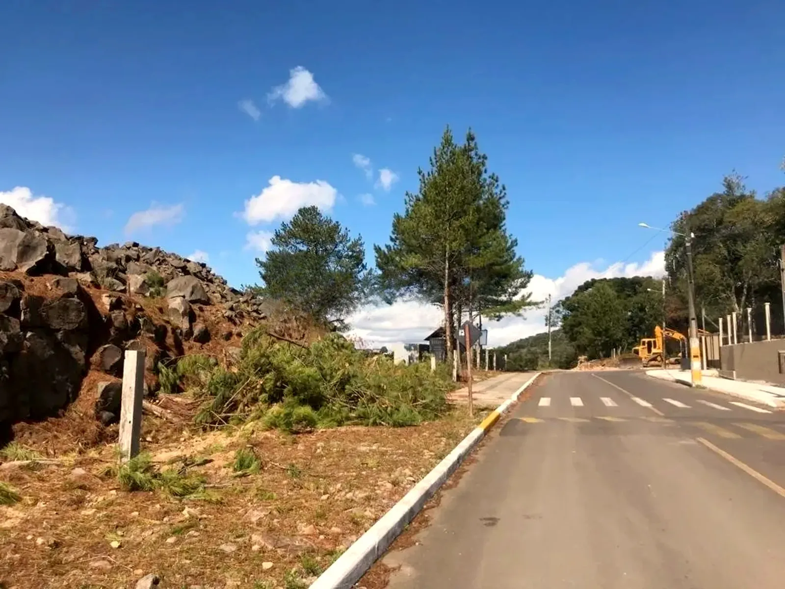 Acesso pavimentado do loteamento