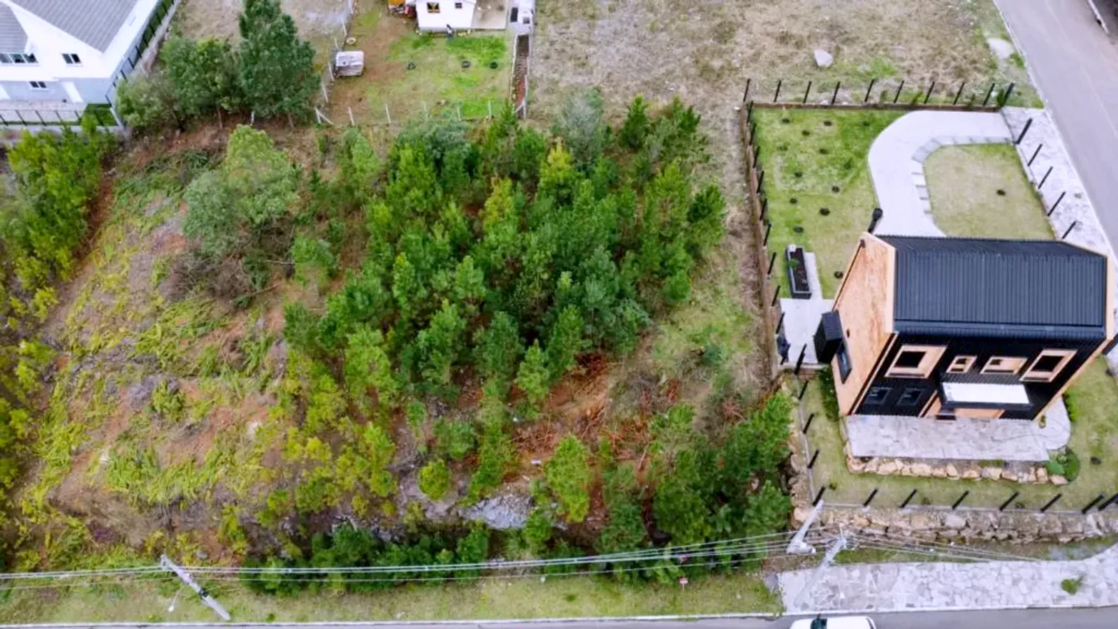 Terreno arborizado ao lado de casa nova no Dutra