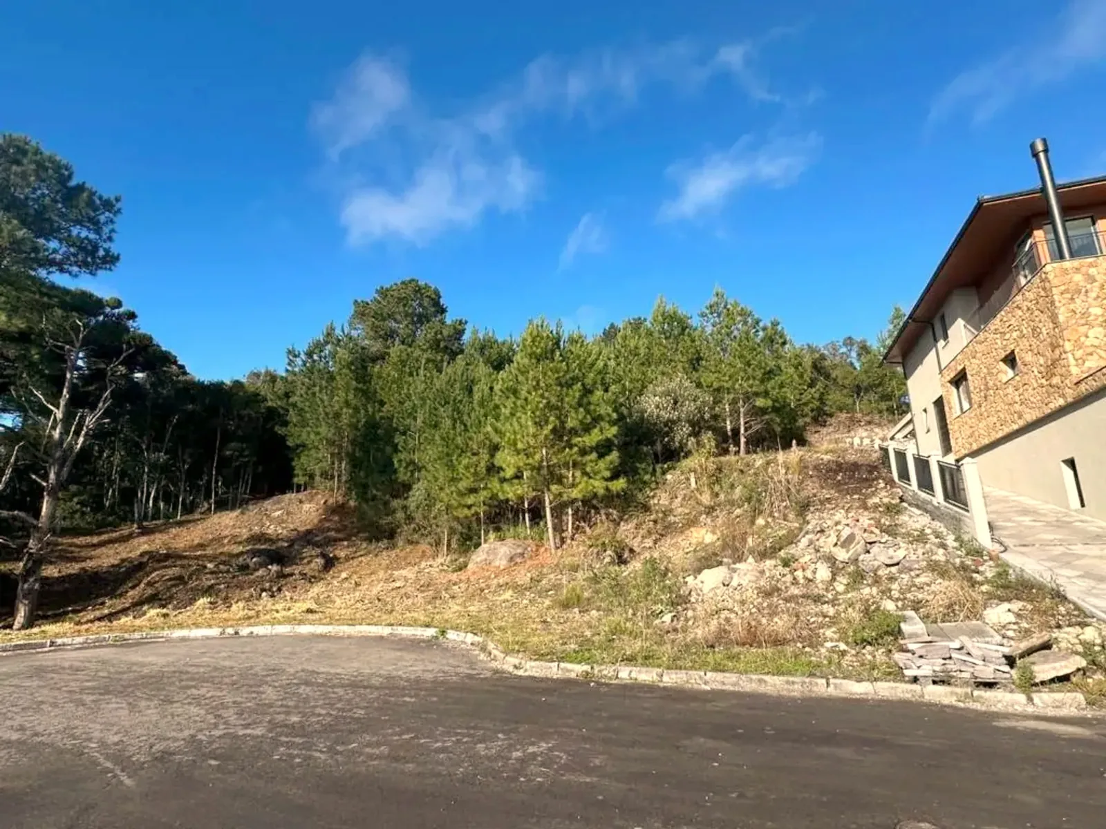 Terreno e a casa vizinha