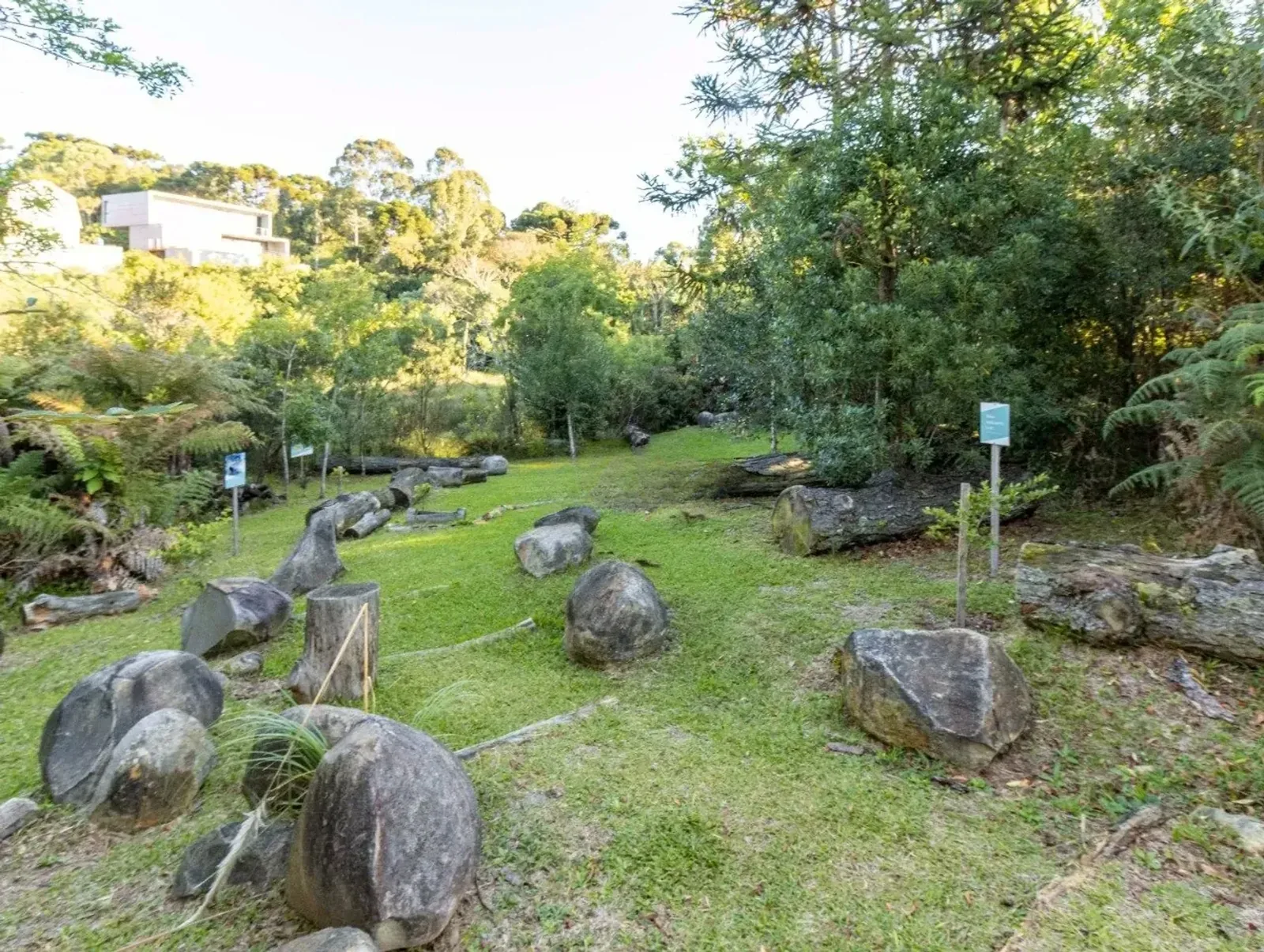 Espaço natureza com pedras e gramado