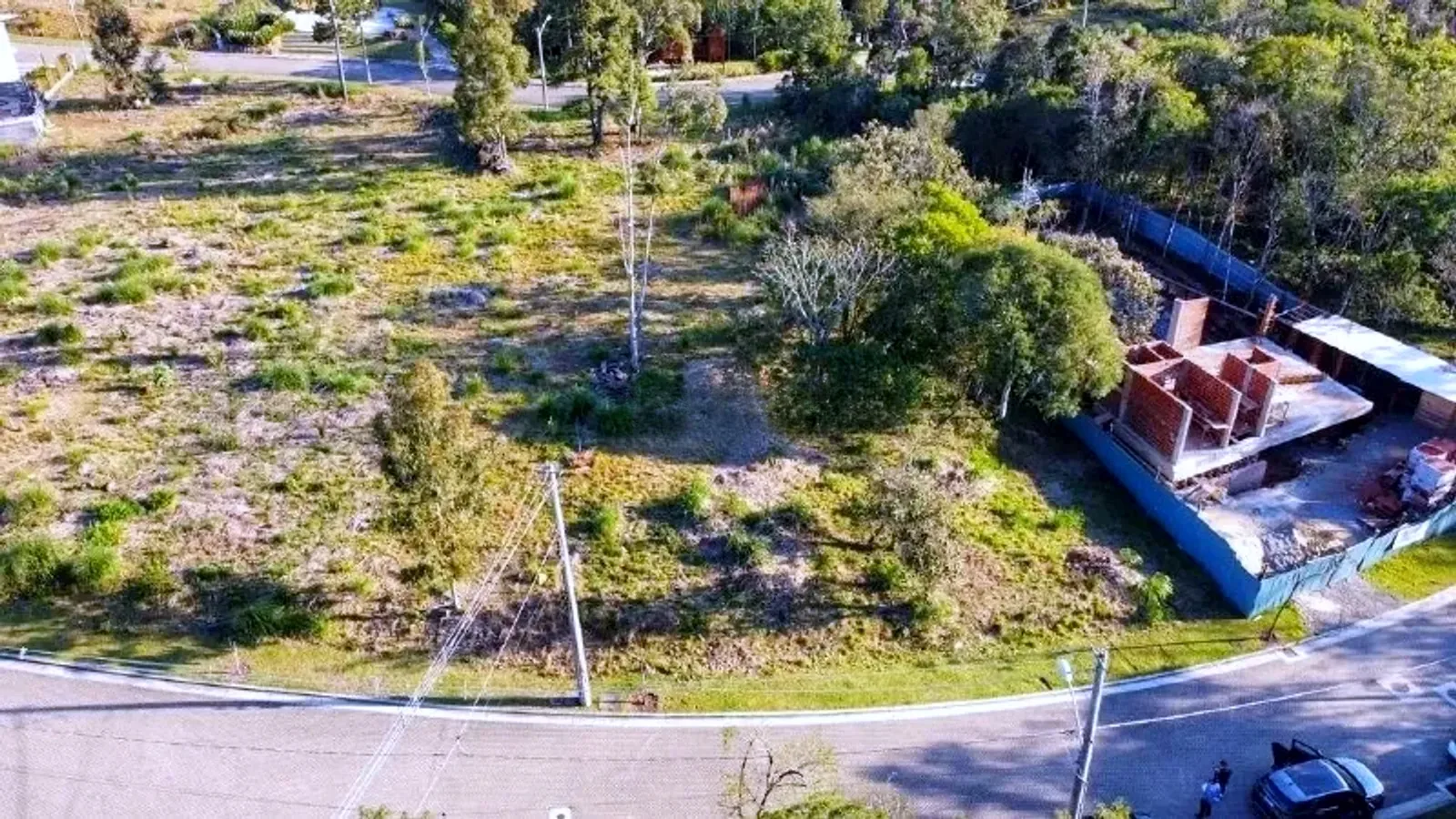 Terreno visto de cima, com a rua do loteamento