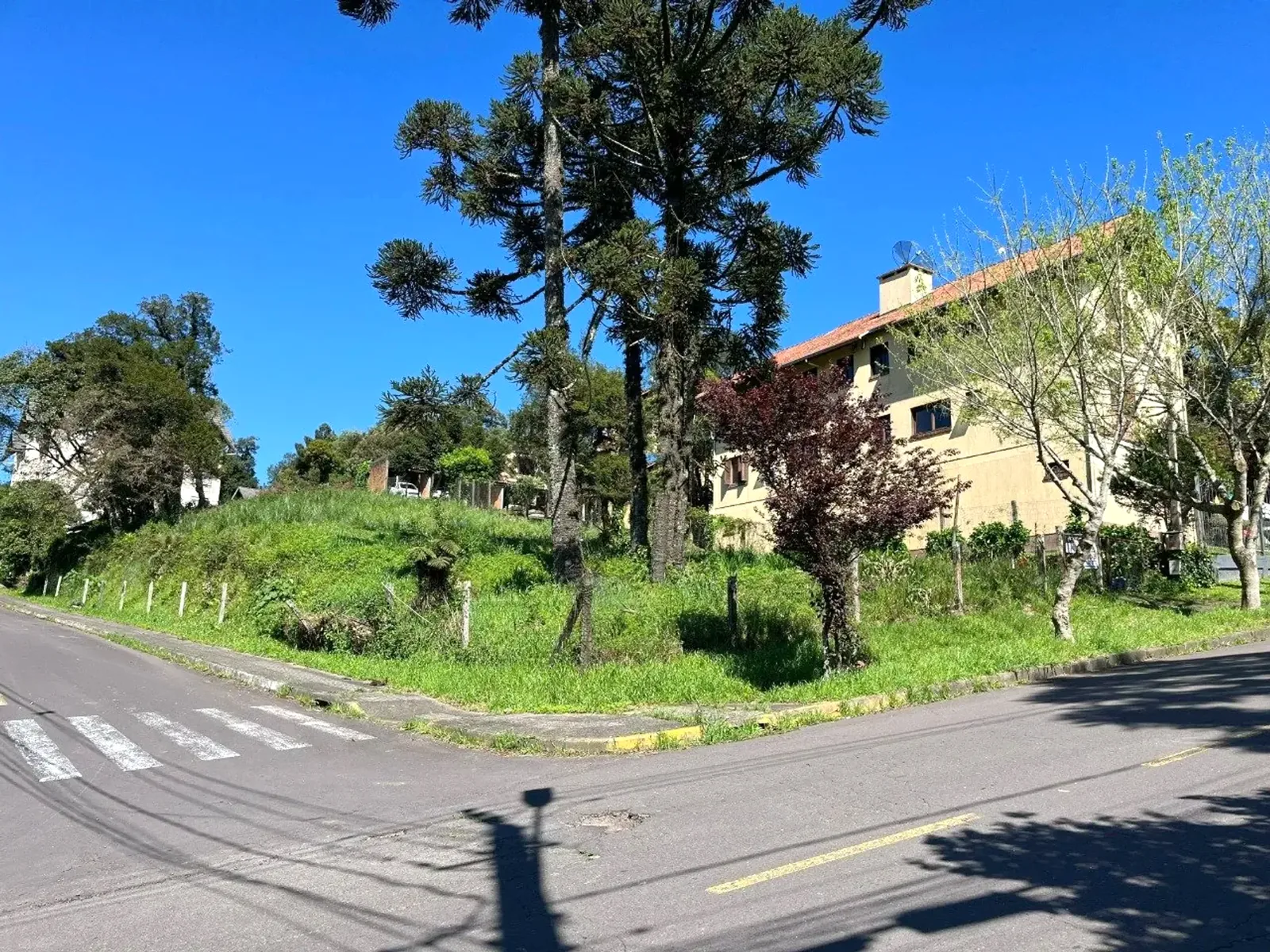 Terreno de esquina com 1.235 m² na Vila Maggi, em Canela