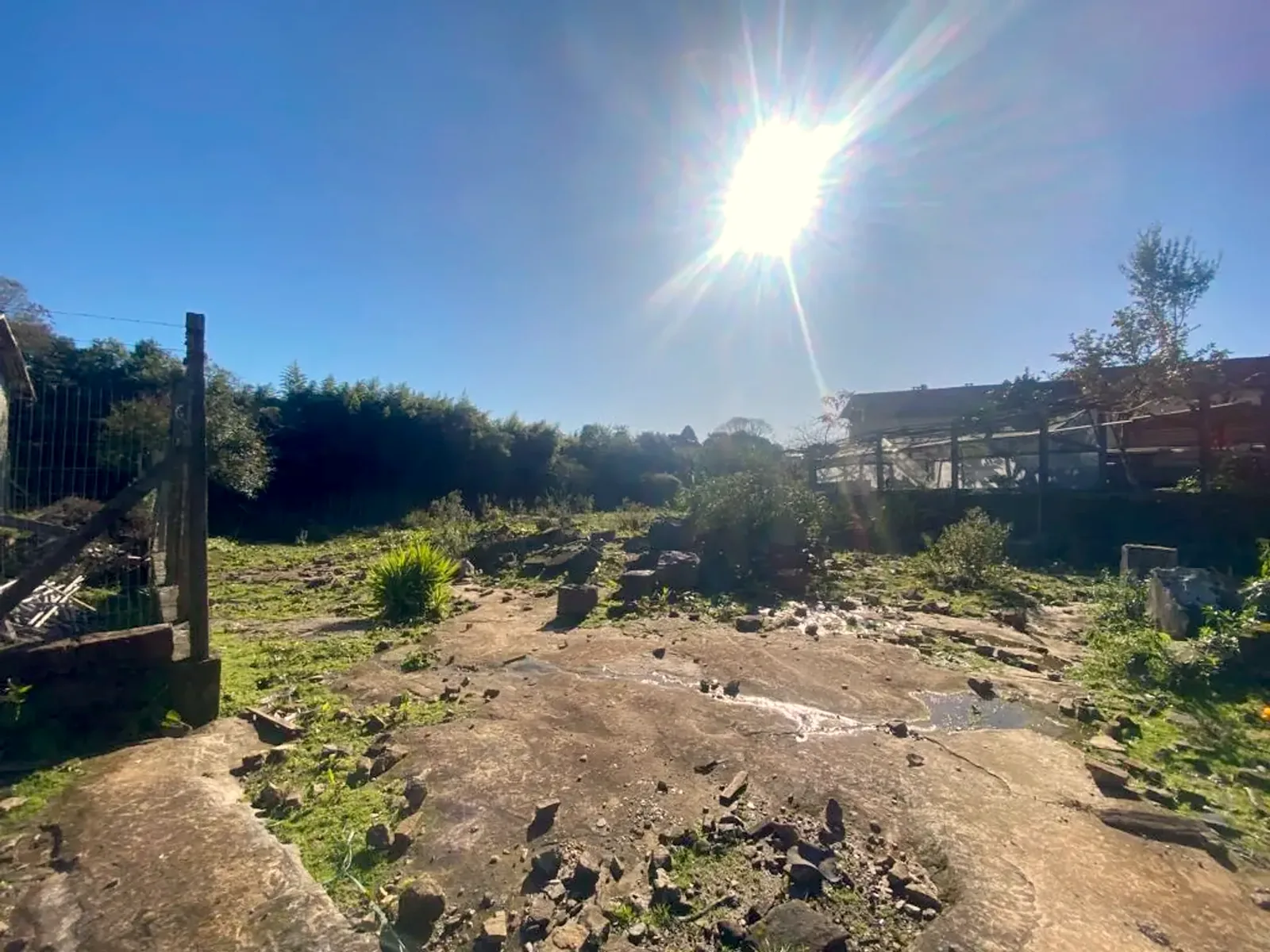Terreno amplo e ensolarado