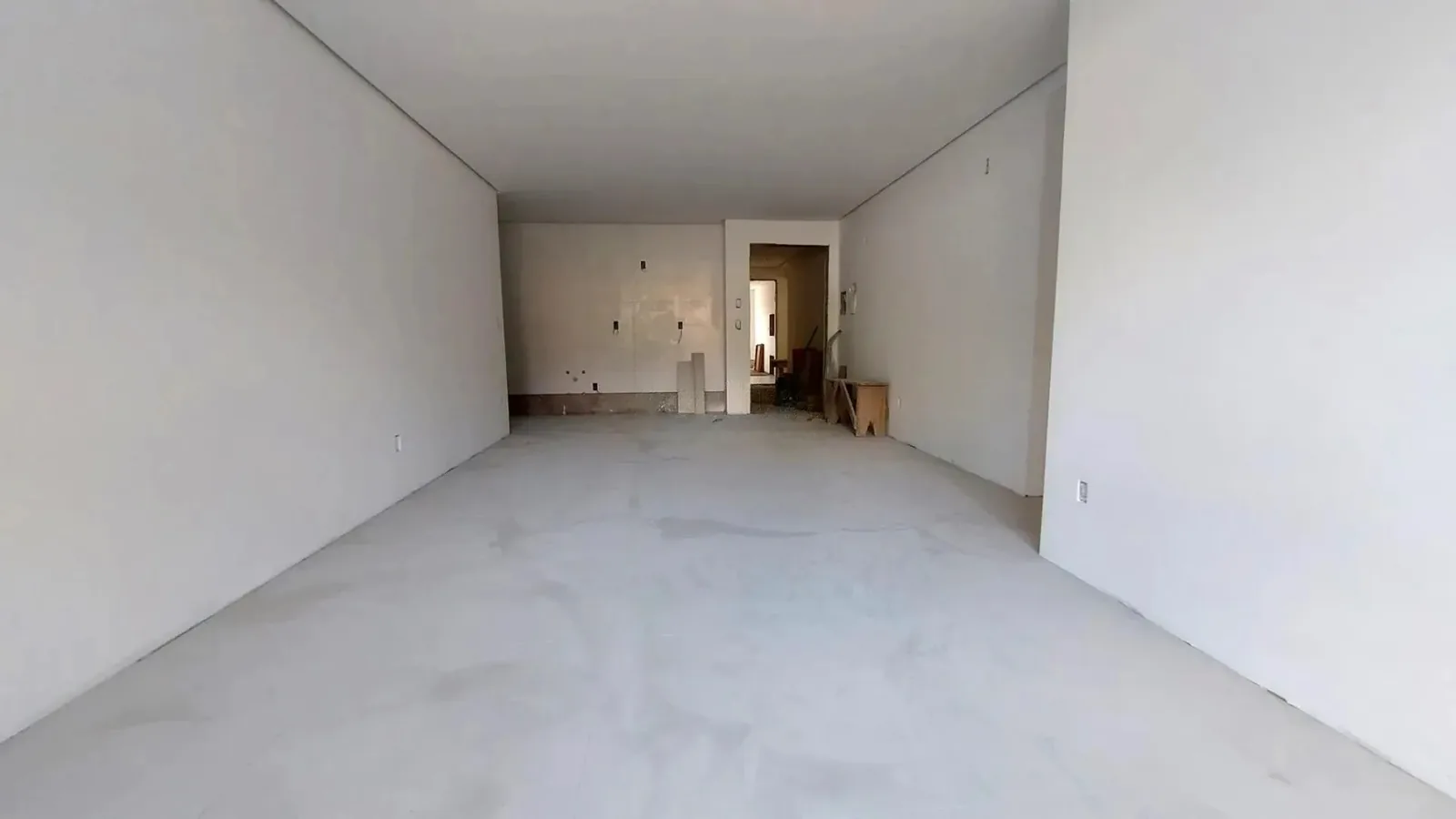 Sala ampla em fase de acabamento