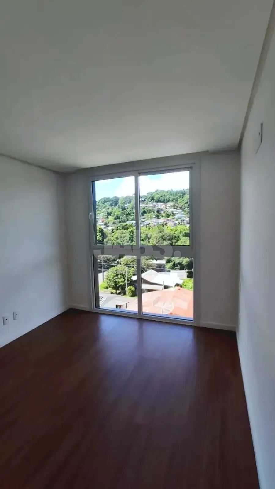 Dormitório com janela para o morro verde