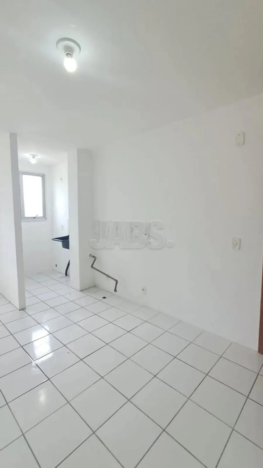 Sala integrada à cozinha com piso branco