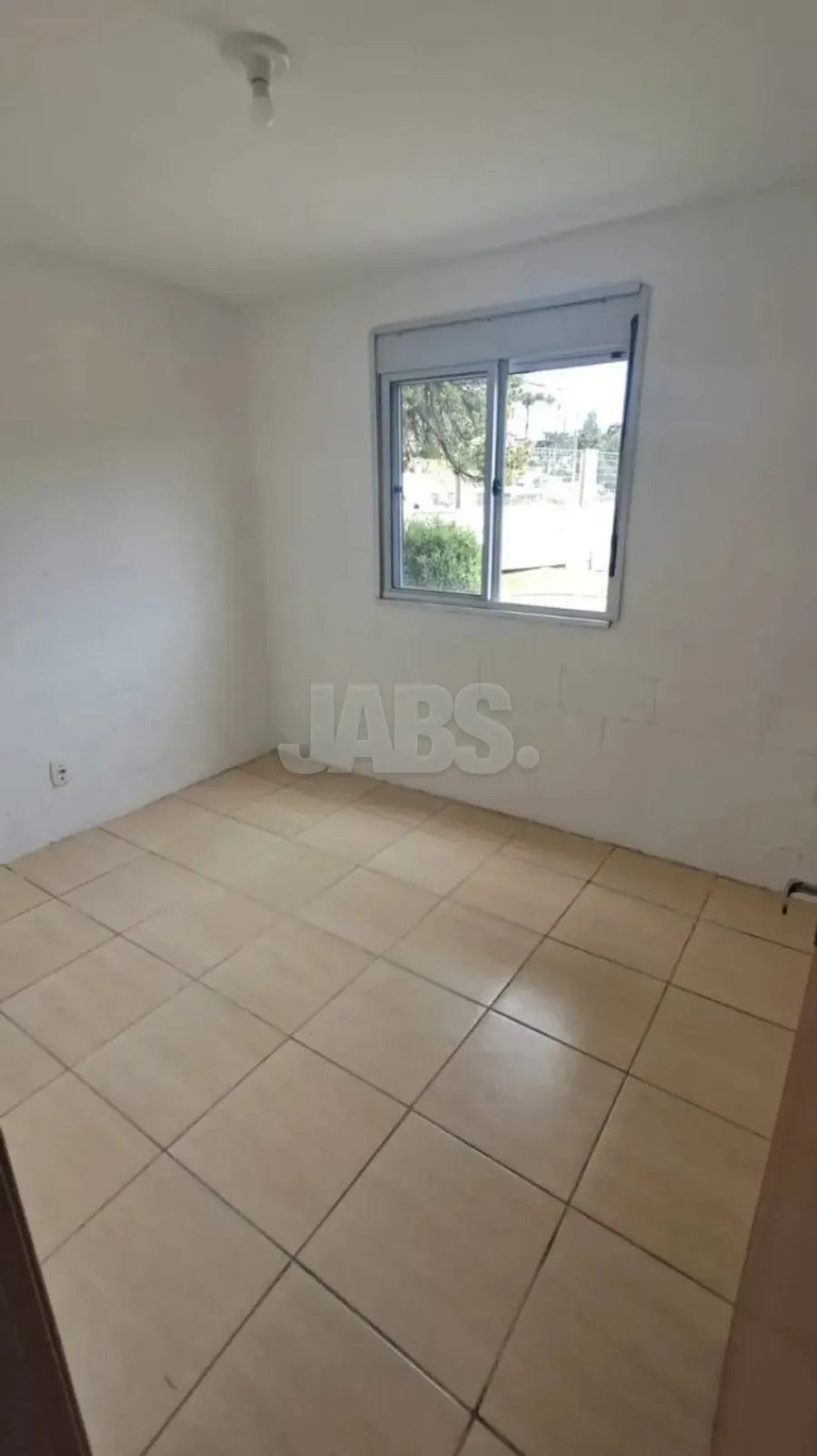 Dormitório com janela e piso em tom madeira