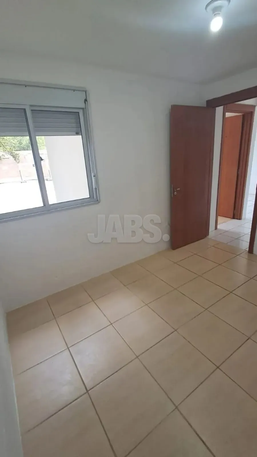 Dormitório com janela de persiana