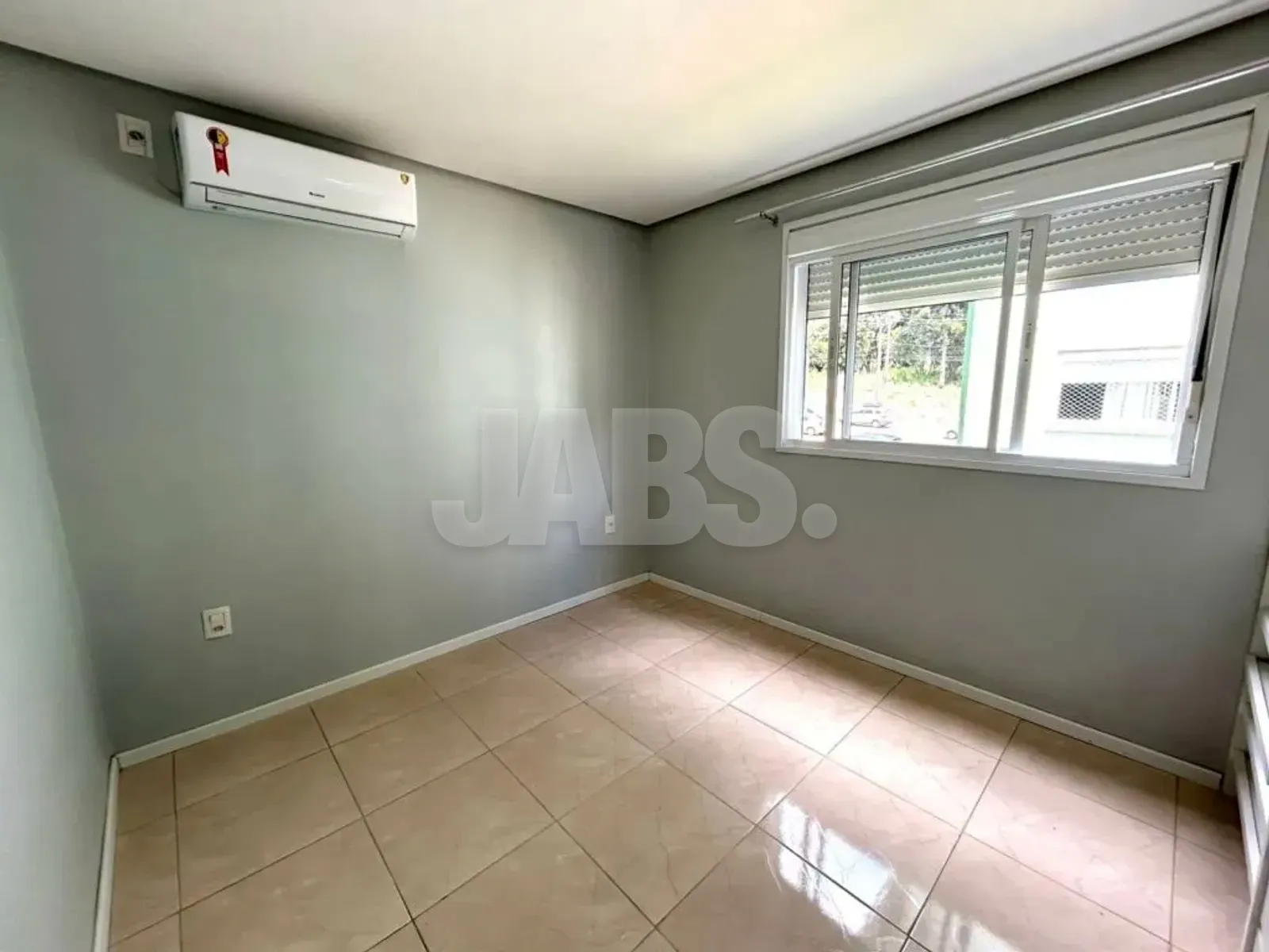 Dormitório com ar-condicionado split e janela ampla