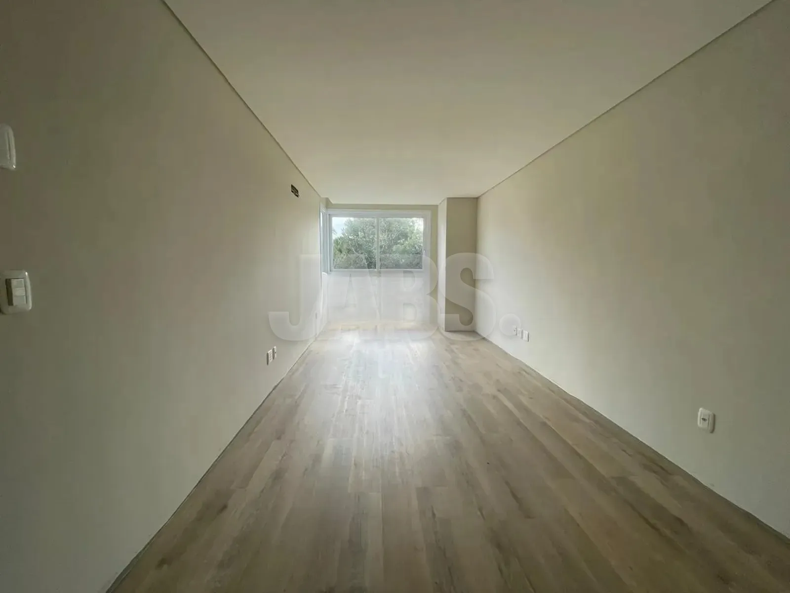 Living com janela ampla para o verde