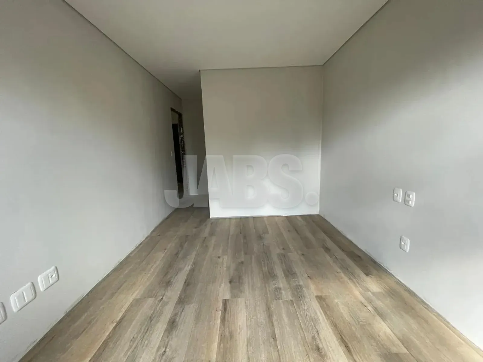 Sala de estar e jantar com piso laminado
