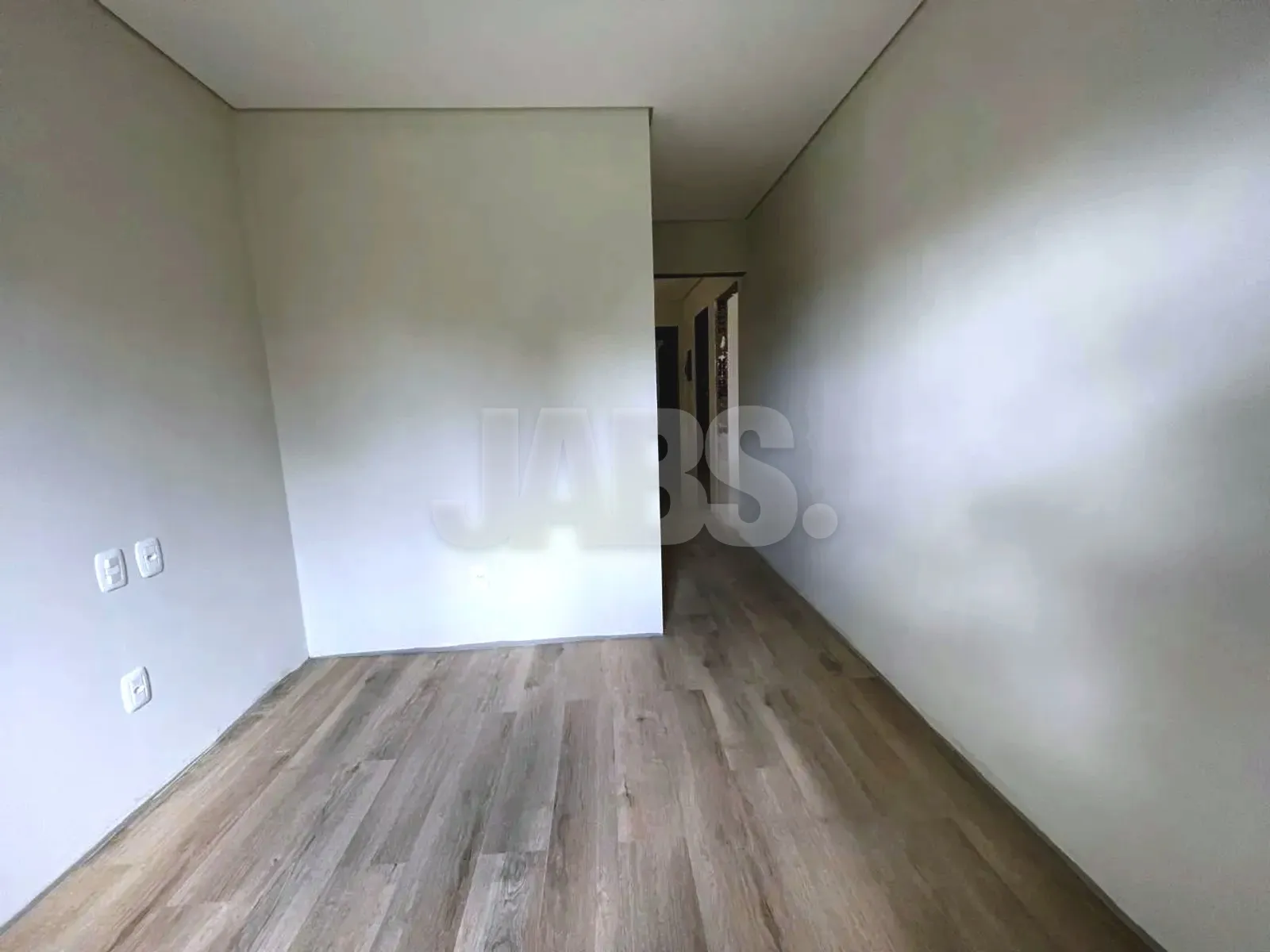 Living amplo com piso laminado
