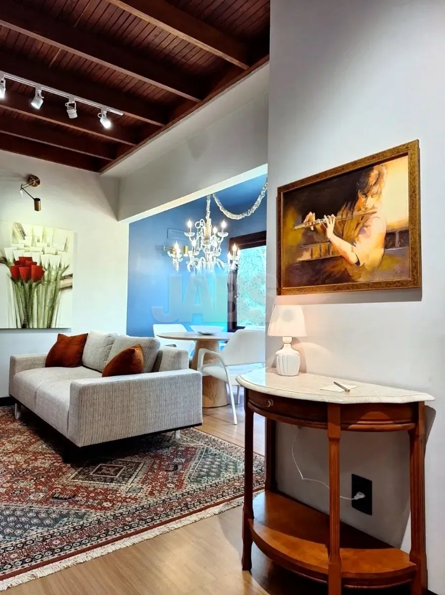 Sala vista da cozinha, com aparador de madeira e quadro