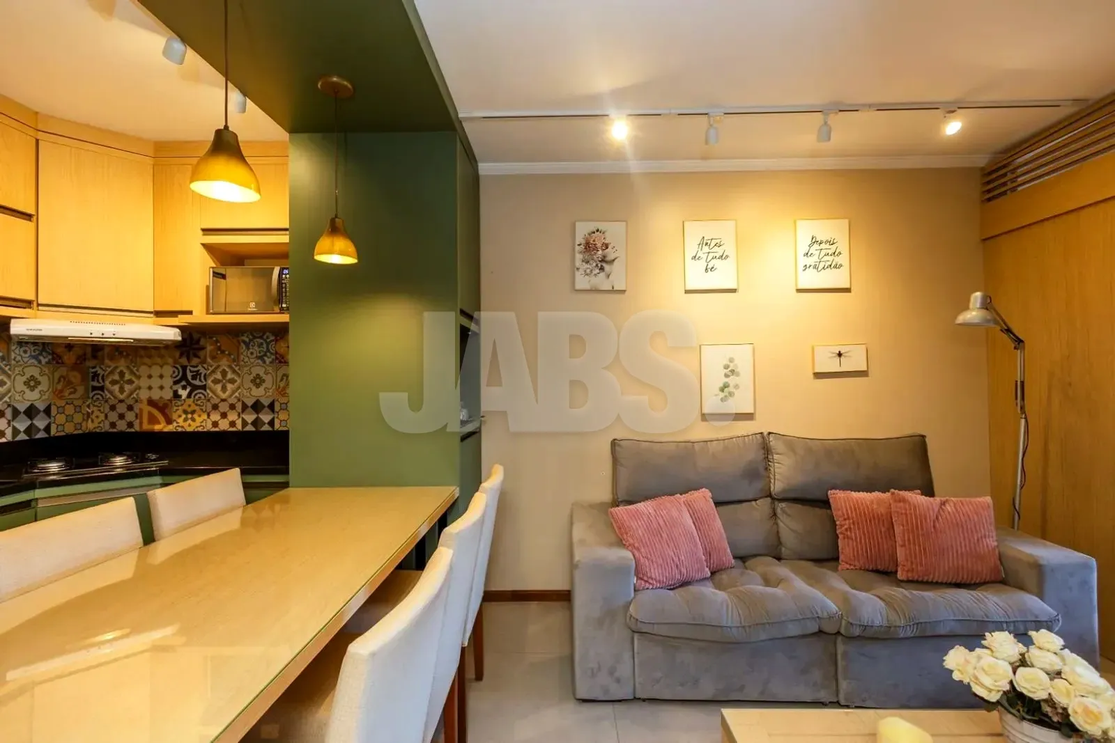 Vista do jantar para a sala, com painel de TV, lareira e janela para a rua