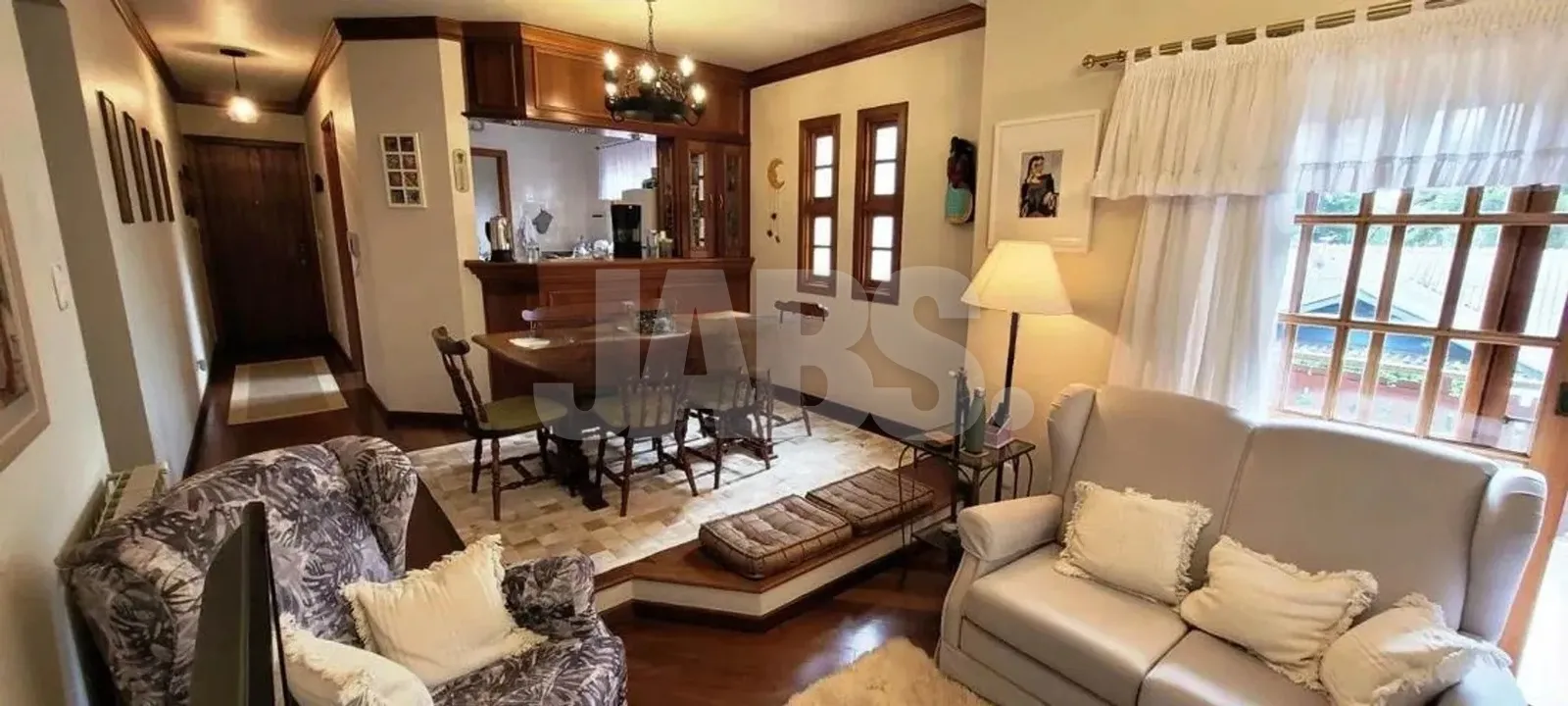 Sala de estar e jantar integradas com janelas de madeira