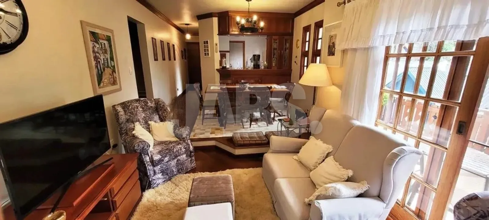 Sala de estar com sofás e mesa de jantar
