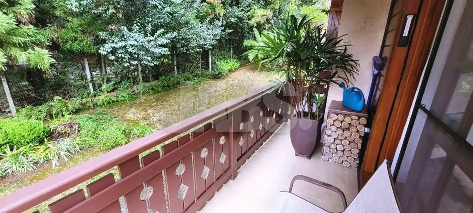 Sacada voltada para o jardim