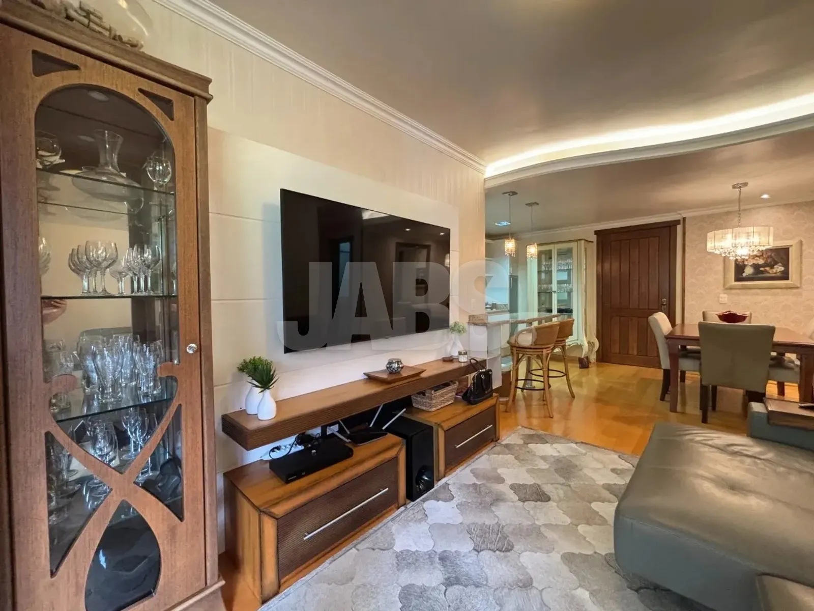 Living com rack, cristaleira e sala de jantar ao fundo