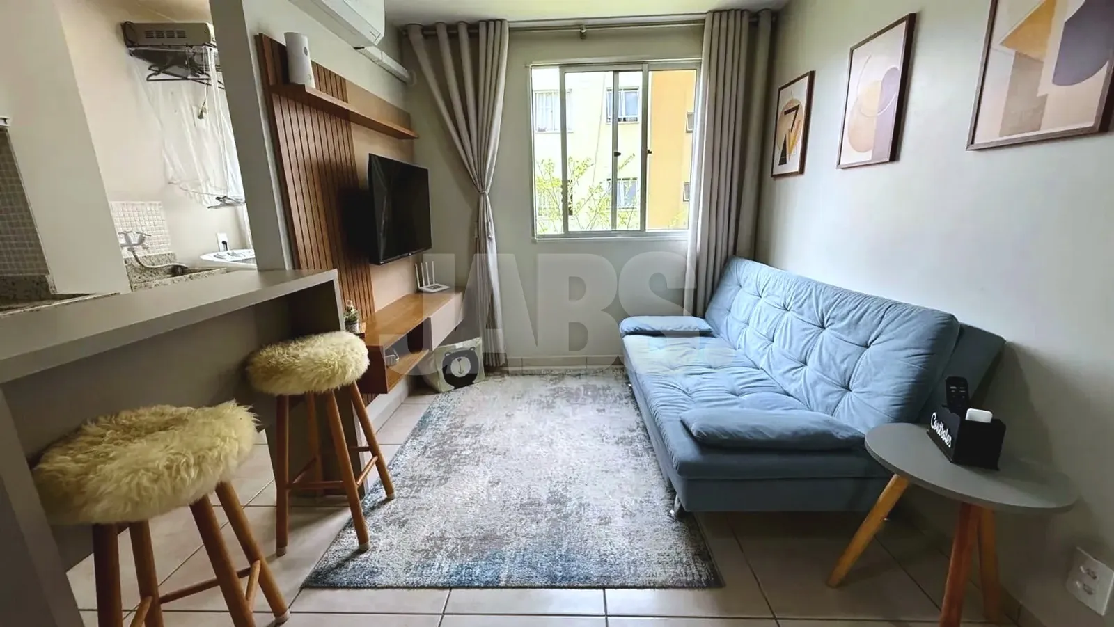Sala com sofá azul e janela