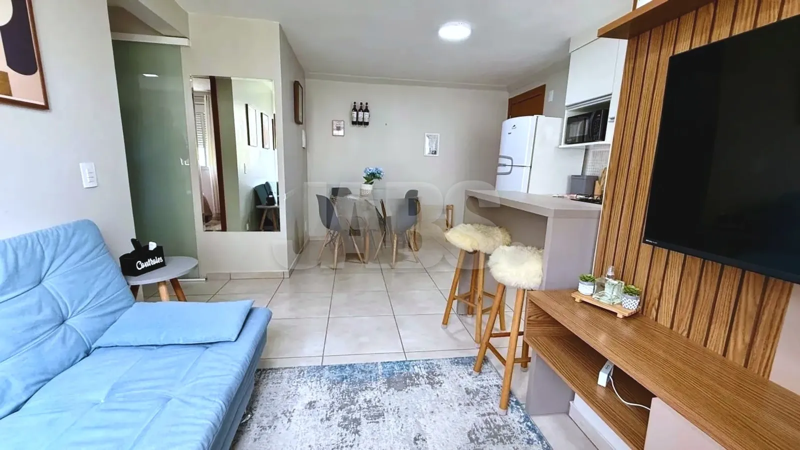 Sala com painel de televisão