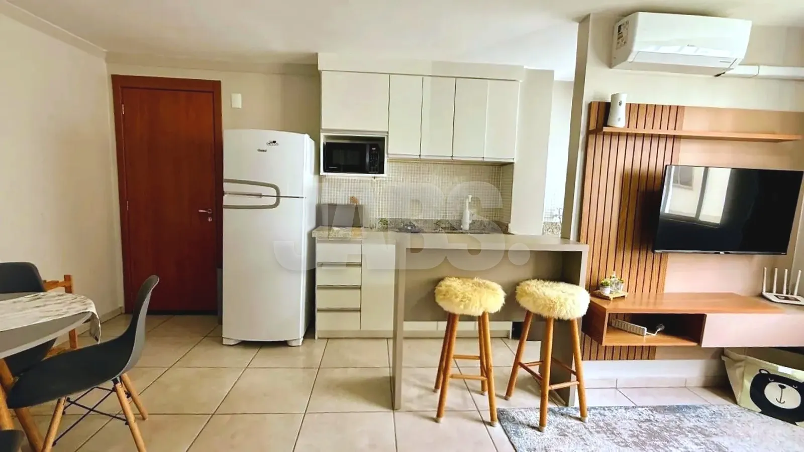 Cozinha com bancada e banquetas