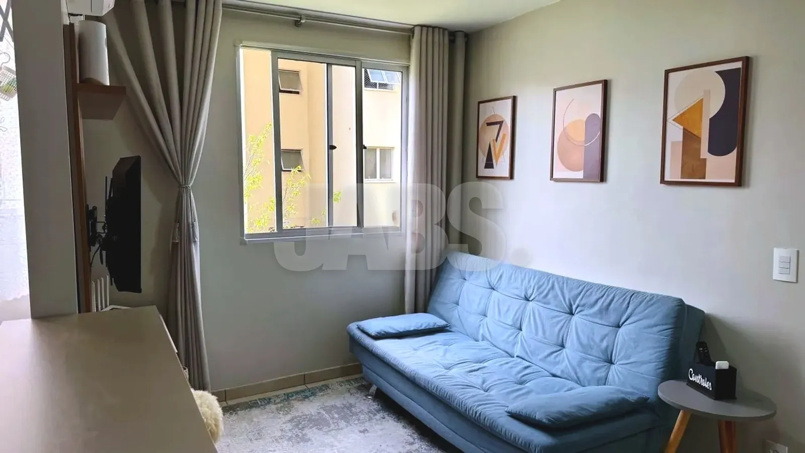 Sala com quadros e cortina