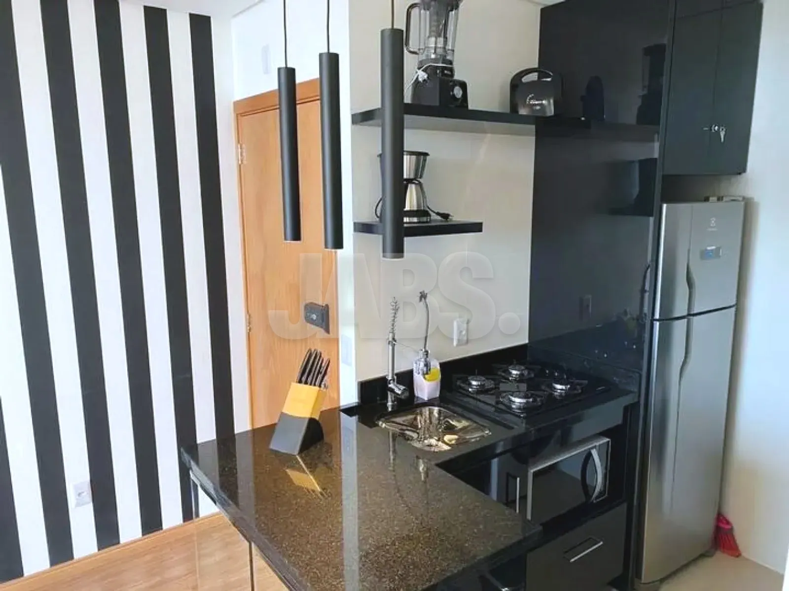 Cozinha com bancada de granito e eletrodomésticos