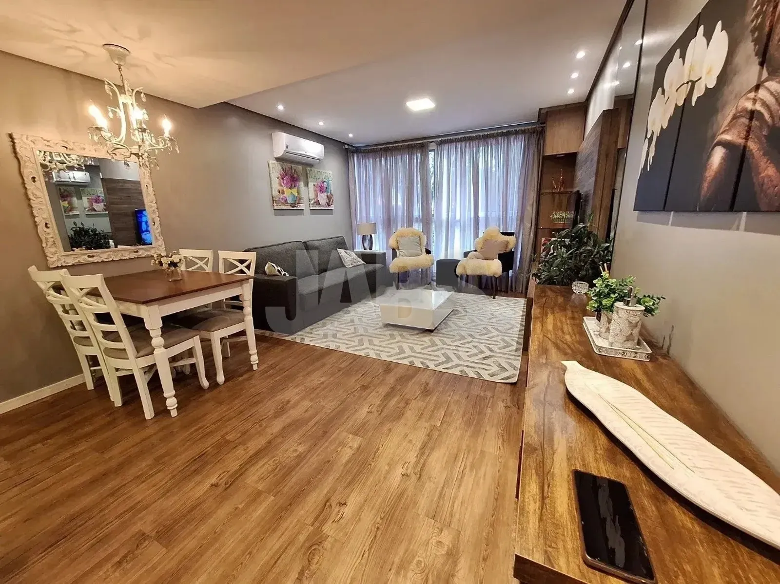 Sala de estar e jantar integradas, mobiliadas e decoradas