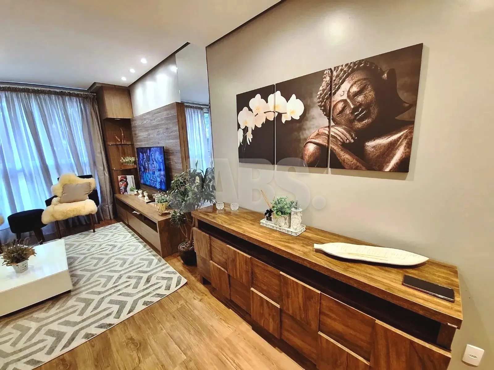 Sala com painel de madeira e quadros