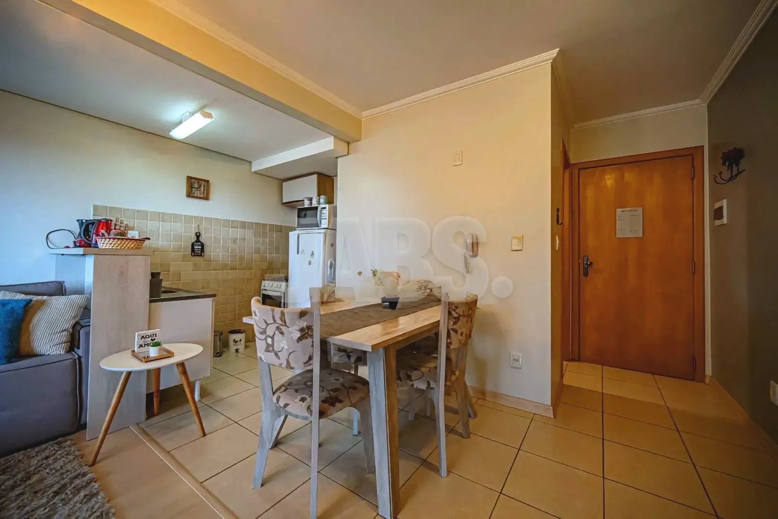 Mesa de jantar junto à cozinha integrada