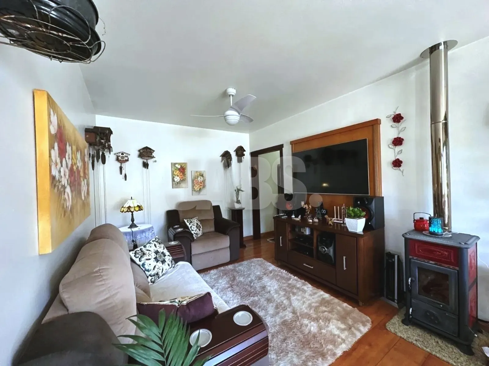 Living com sofá, estante e lareira