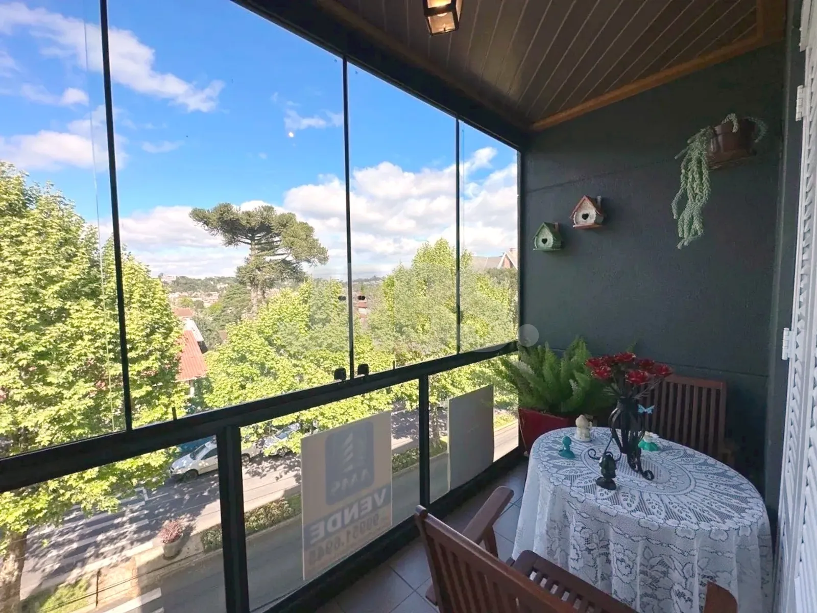 Sacada envidraçada com mesa