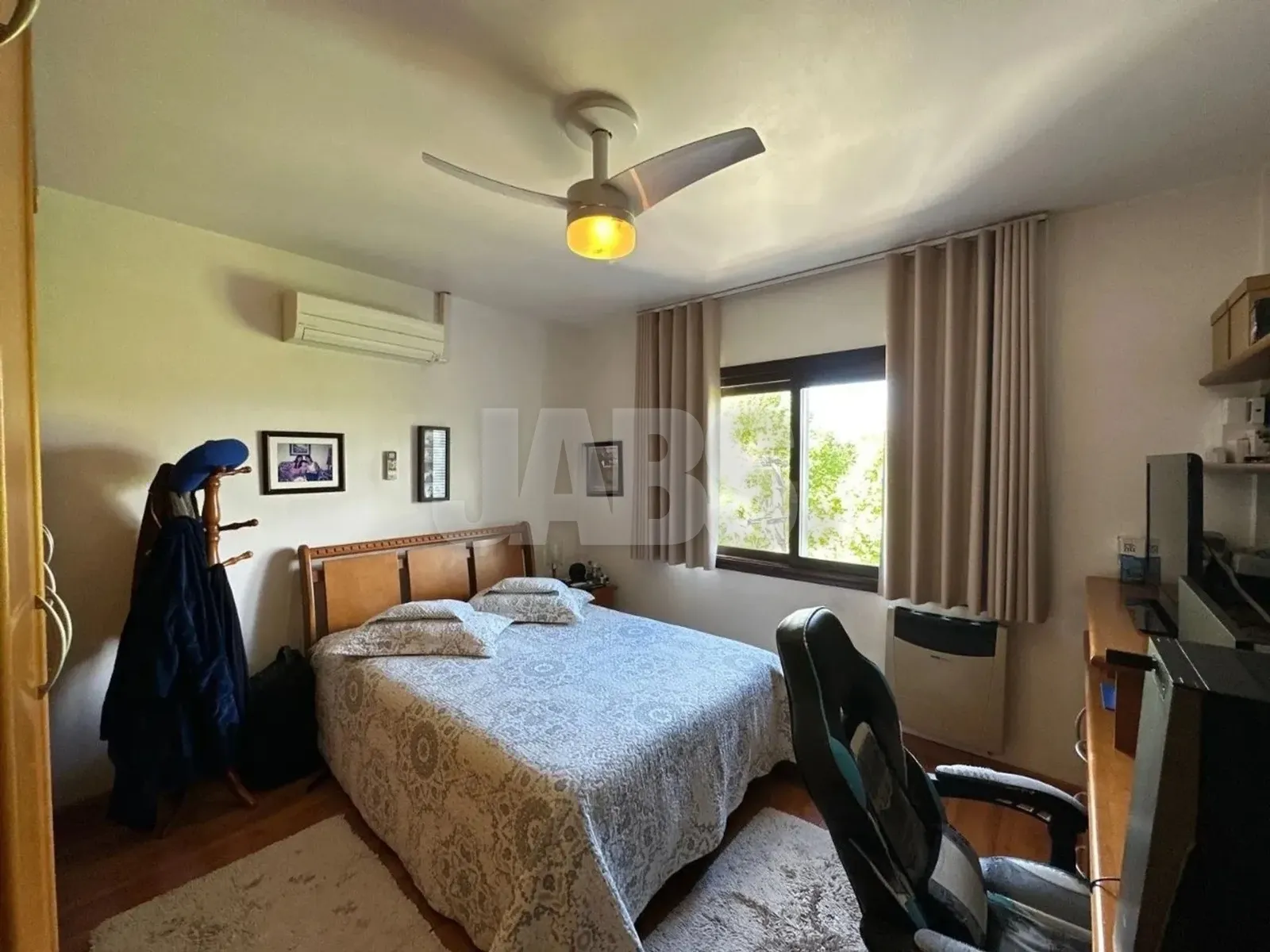 Suíte com cama de casal e ar-condicionado