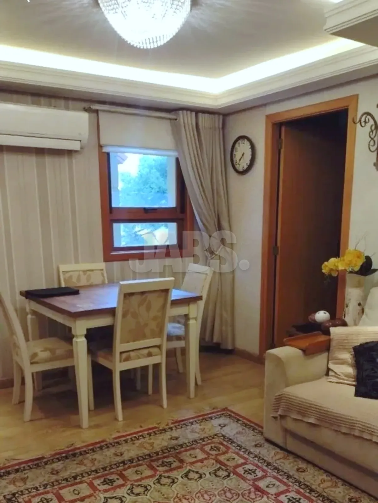 Sala de jantar com mesa e cadeiras