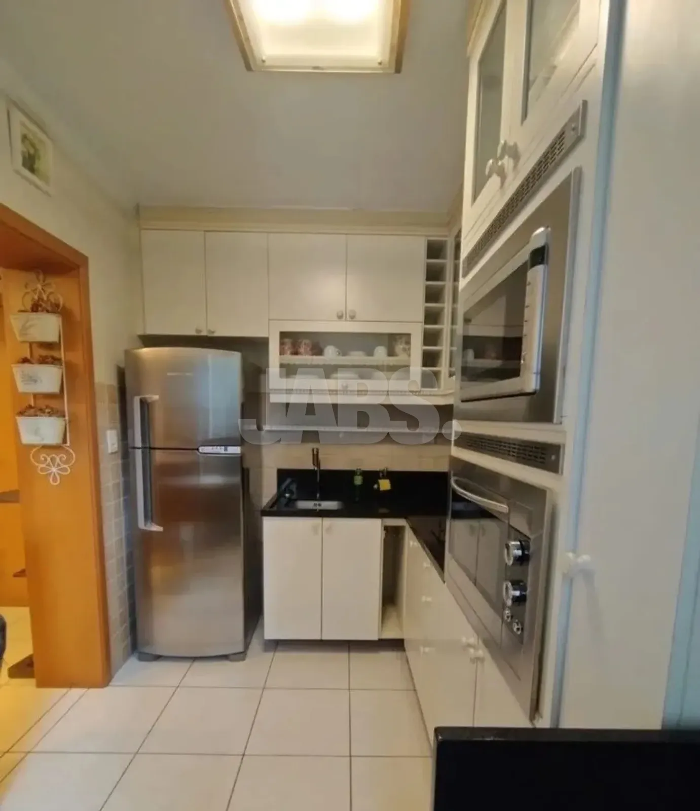 Cozinha equipada com forno embutido