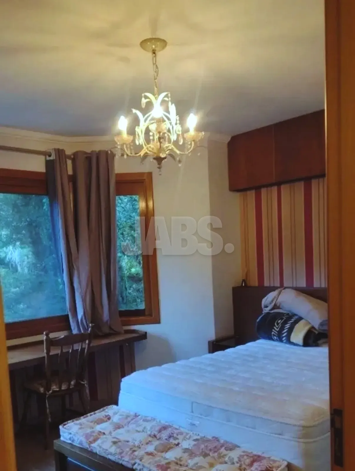 Dormitório com lustre e cama de casal