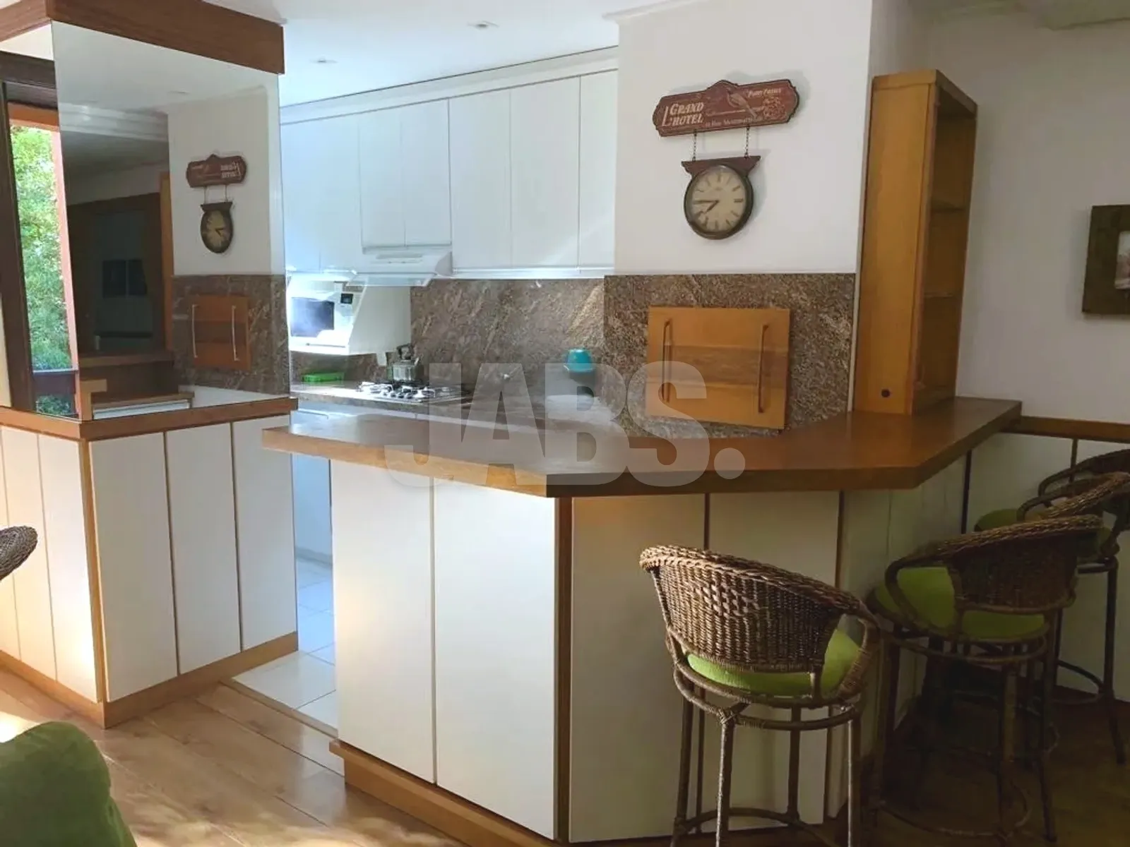 Cozinha com armários brancos e bancada de granito