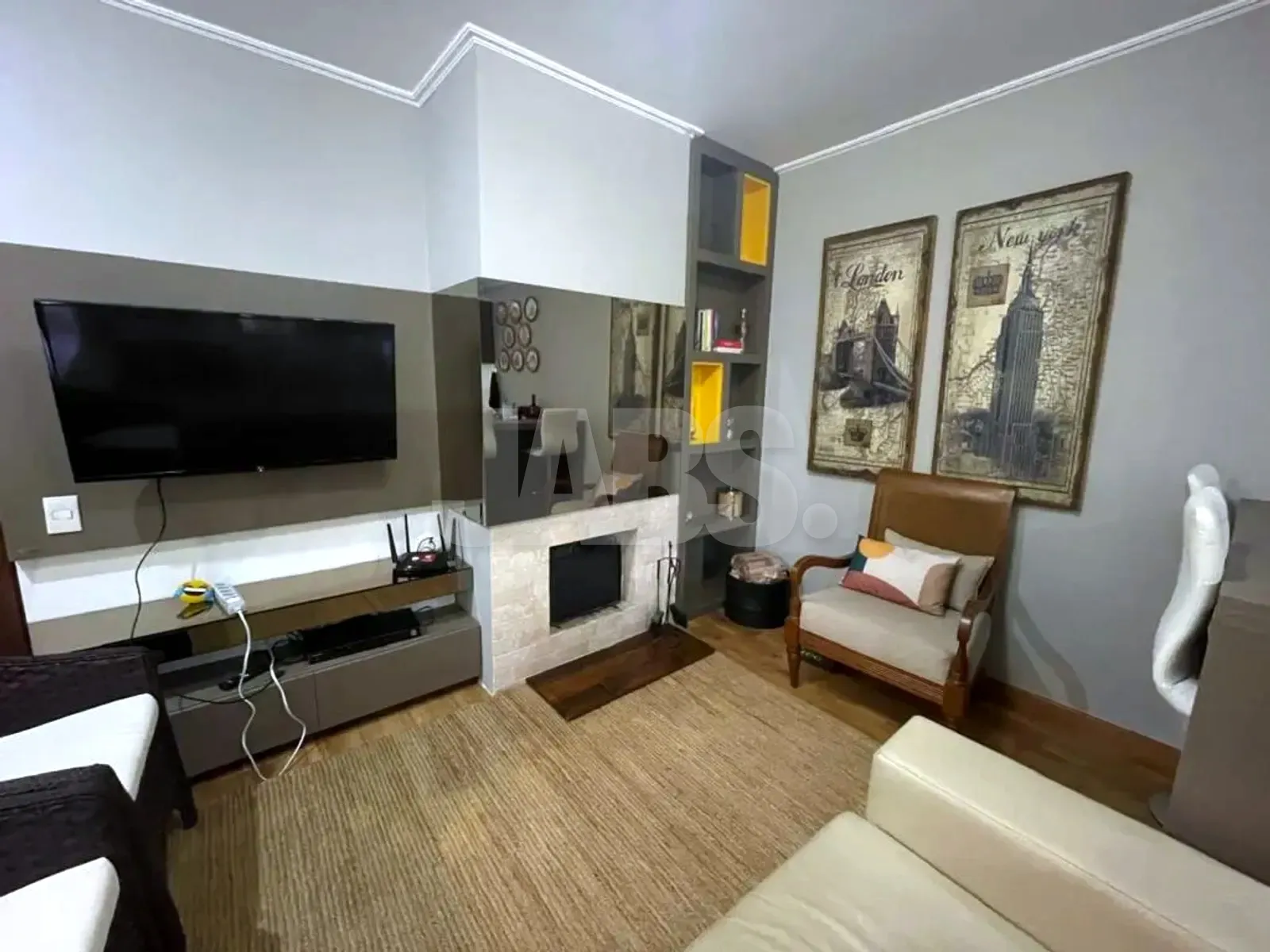 Painel da TV ao lado da lareira e estante com nichos amarelos