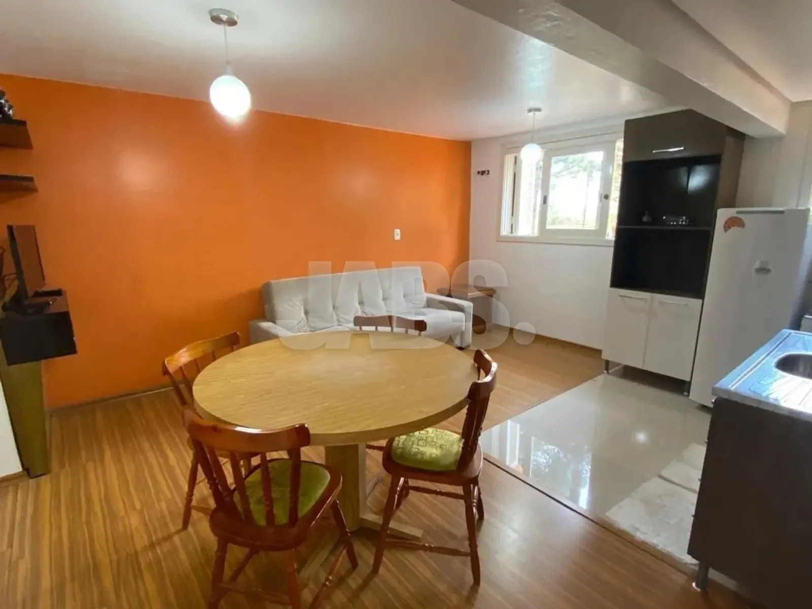 Sala de jantar com a cozinha ao lado