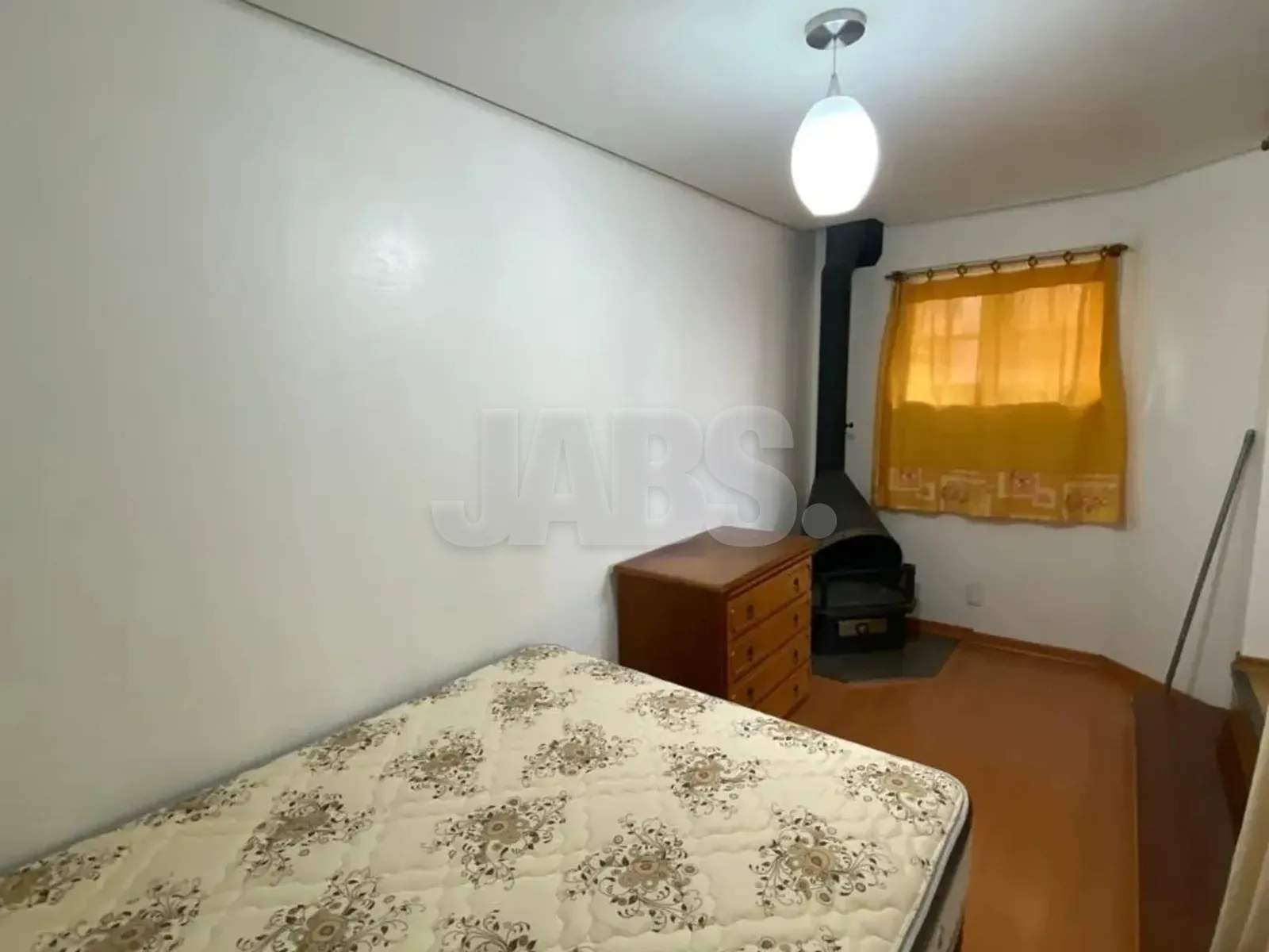 Dormitório de casal com lareira a lenha