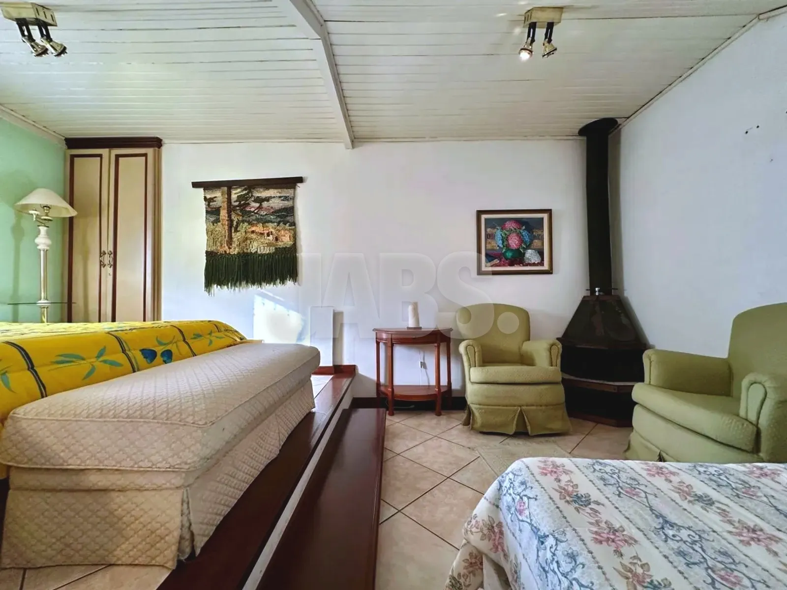 Dormitório com lareira e poltronas