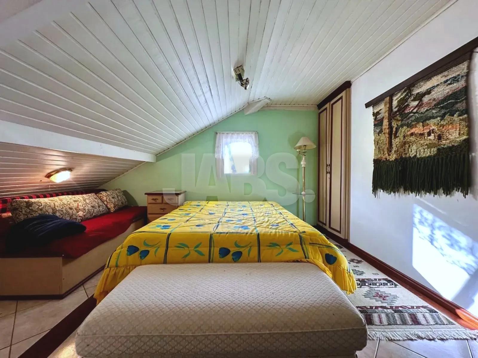 Dormitório no mezanino com forro de madeira